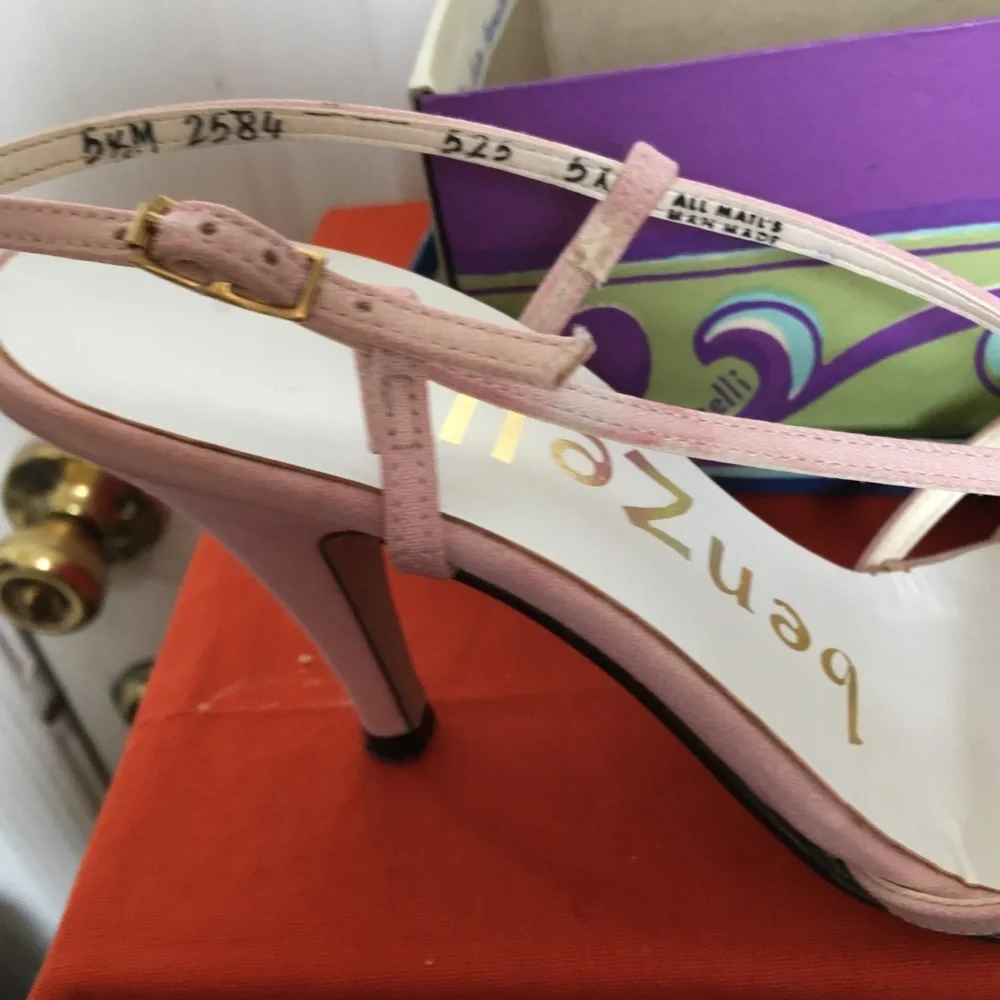 Ladies dyed sandals 5 1/2